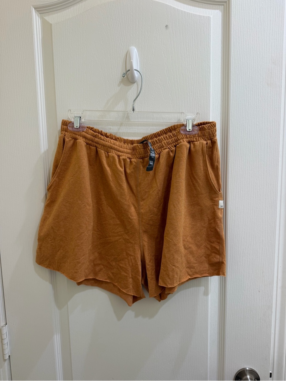 Vuori Women’s Boyfriend Shorts | L | Flax Heather